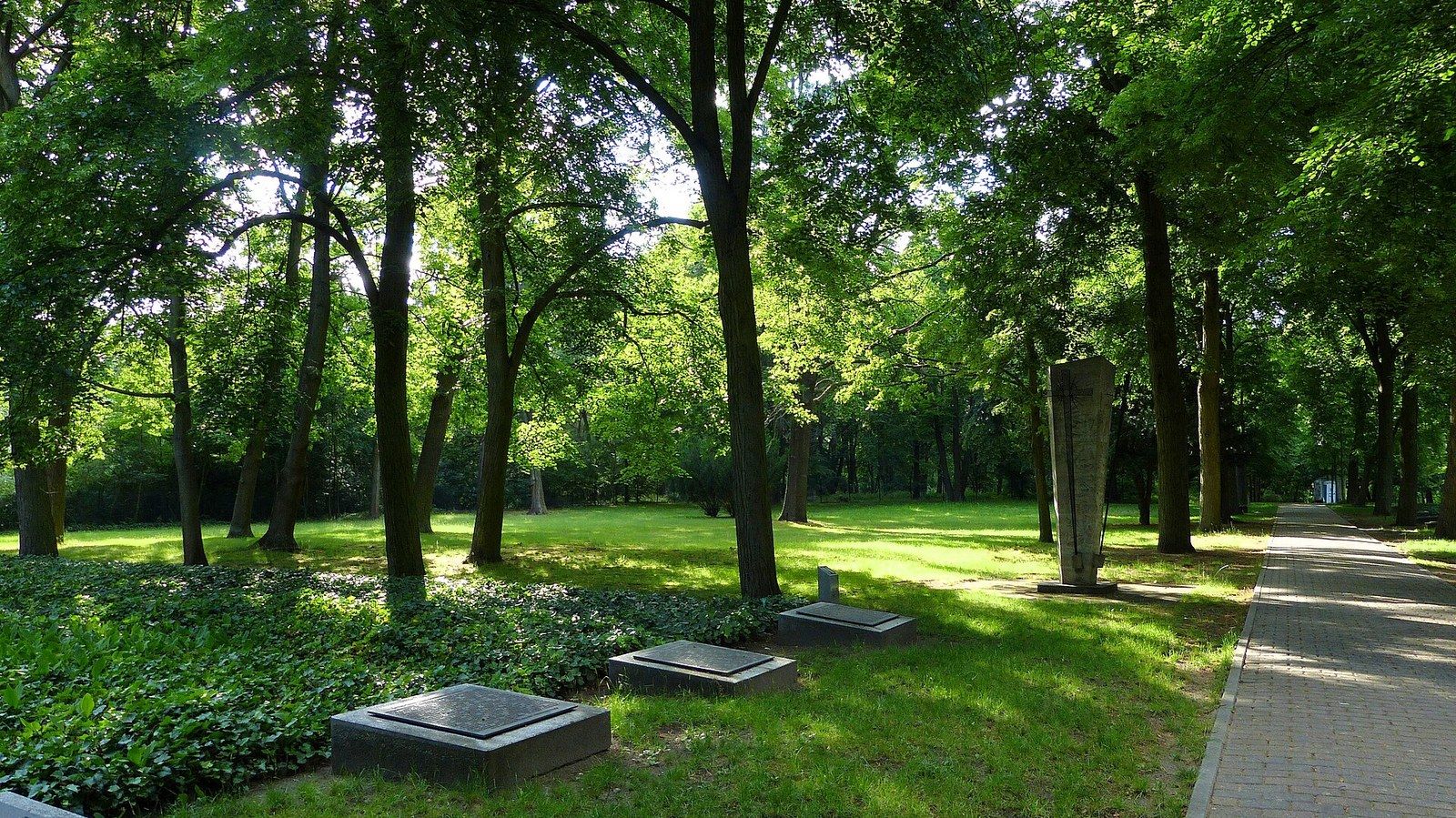 Denkmal Karl Wenkes und Sammelgräber – Friedhof am Plötzensee